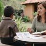 El acompañamiento de los adultos es fundamental para que los niños puedan expresar y procesar las emociones provocadas por la pérdida de un ser querido. (Foto: GEMINI / AUN)