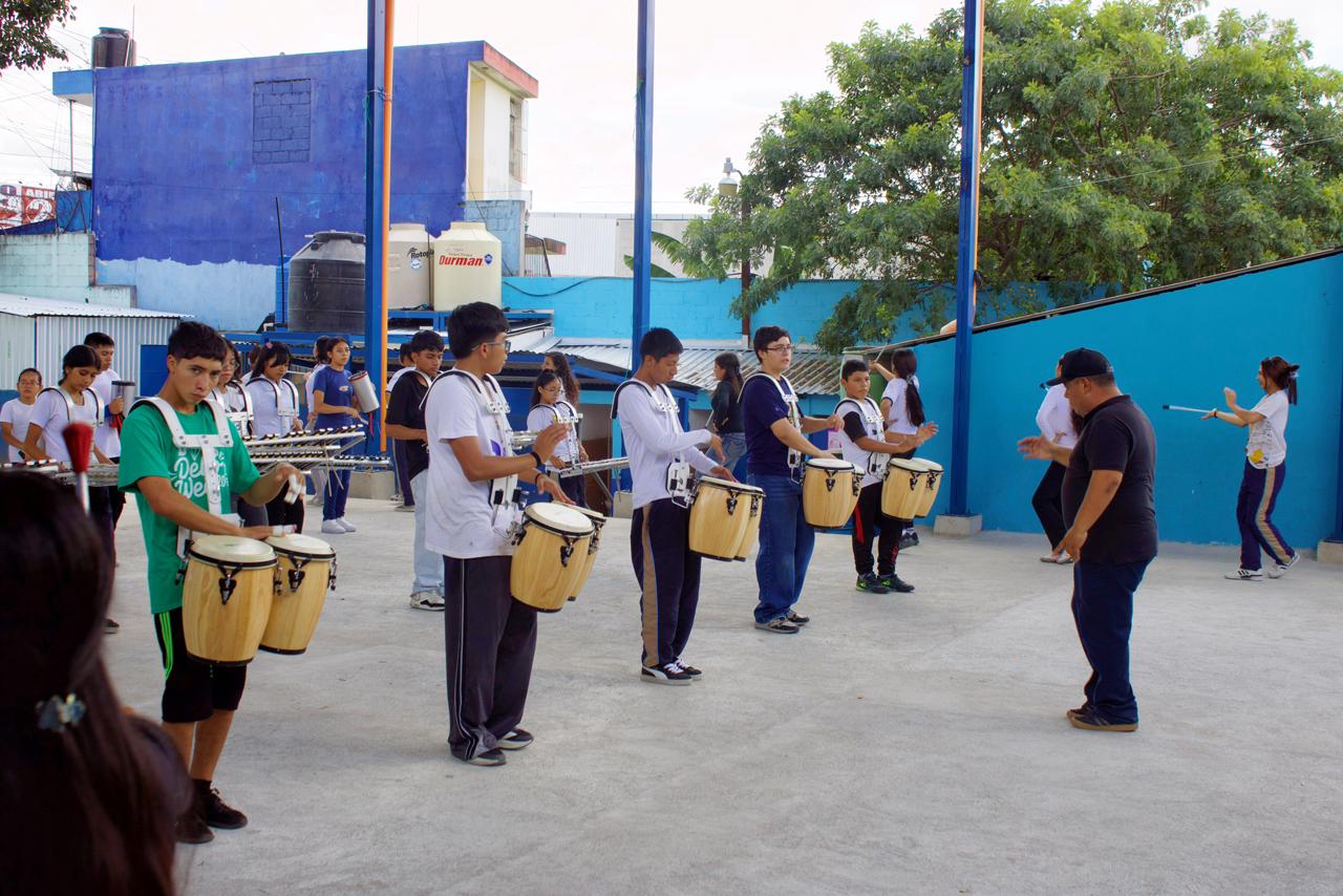 Para Divas, el mayor reconocimiento de su carrera no está en los premios, sino en observar el crecimiento, compromiso y alegría de los jóvenes que integran las bandas. (Foto: Allisón Bonilla / AUN)