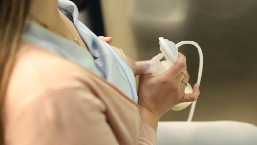 Los Espacios Amigos de la Lactancia Materna buscan que las madres trabajadoras dispongan de lugares privados, higiénicos y adecuados para extraer y conservar su leche durante la jornada laboral. (Foto: IGSS / AUN)