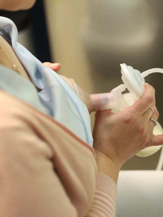 Los Espacios Amigos de la Lactancia Materna buscan que las madres trabajadoras dispongan de lugares privados, higiénicos y adecuados para extraer y conservar su leche durante la jornada laboral. (Foto: IGSS / AUN)