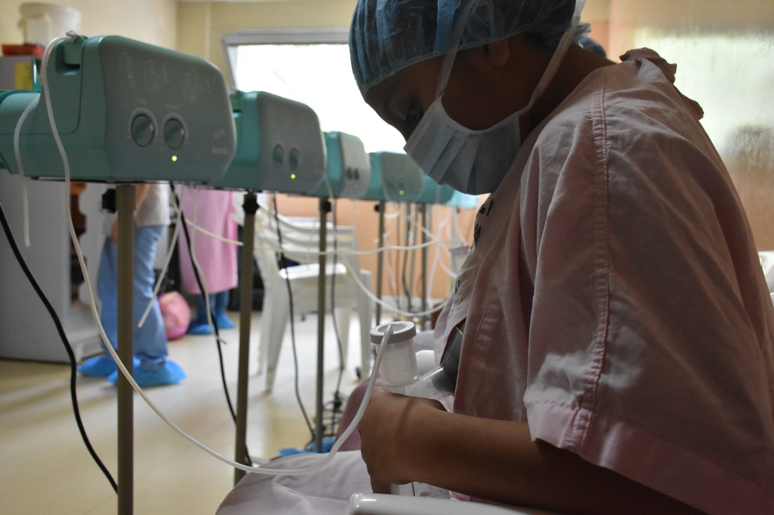 Las trabajadoras en período de lactancia cuentan con derechos establecidos en el Código de Trabajo para facilitar la alimentación de sus hijos durante esta etapa. (Foto: IGSS / AUN)