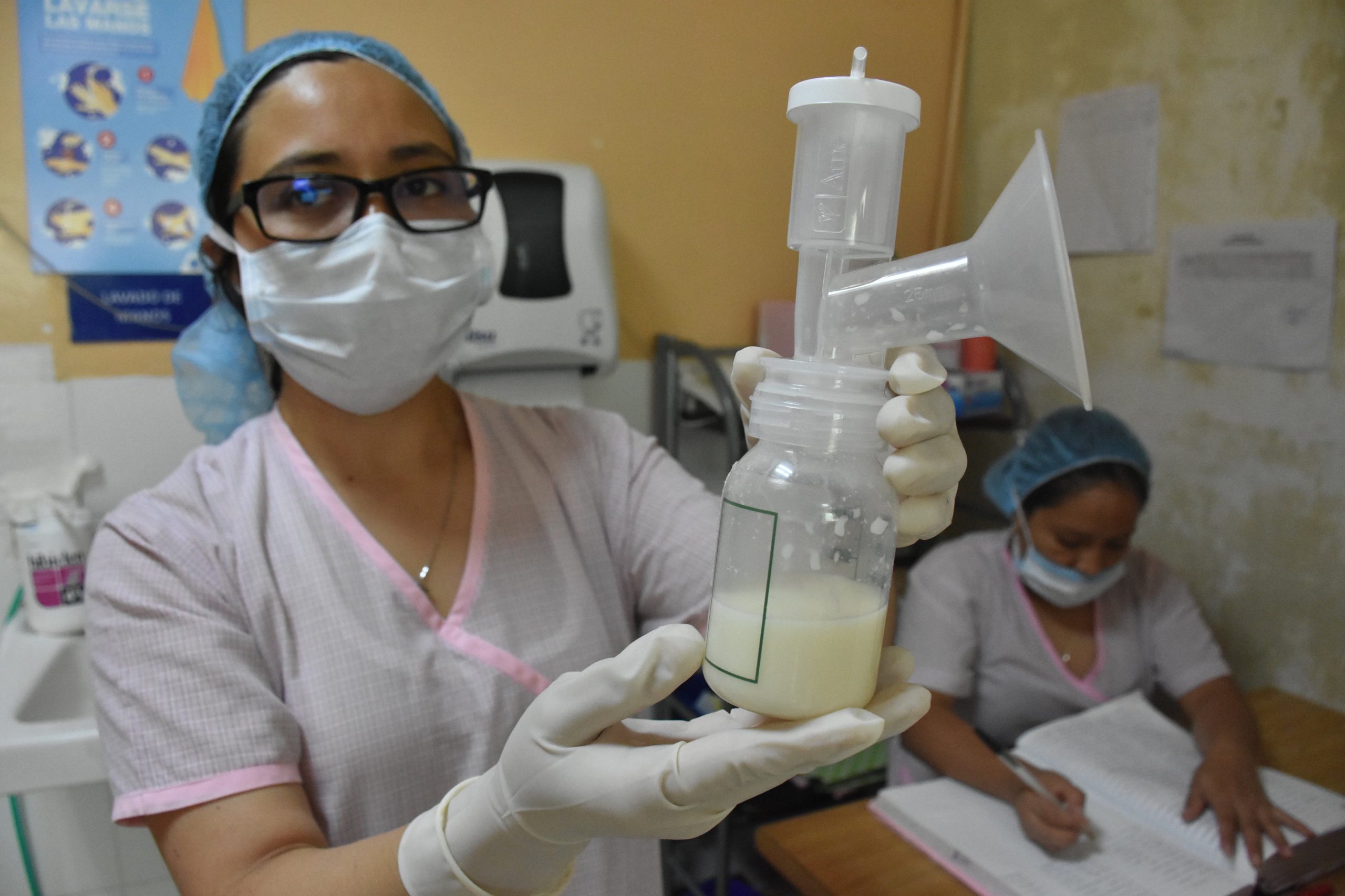 Especialistas recomiendan preparar con anticipación el regreso al trabajo y establecer una rutina de extracción y almacenamiento de leche que permita mantener su producción. (Foto: IGSS / AUN)