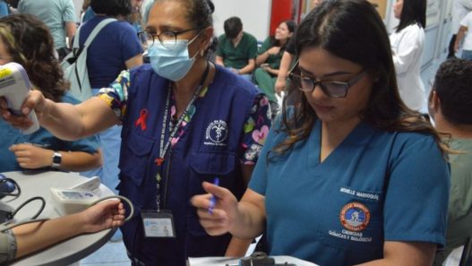 La formación médica implica altas exigencias académicas y emocionales, por lo que especialistas recomiendan incorporar el autocuidado desde los primeros años de la carrera. (Foto: AGN / AUN)