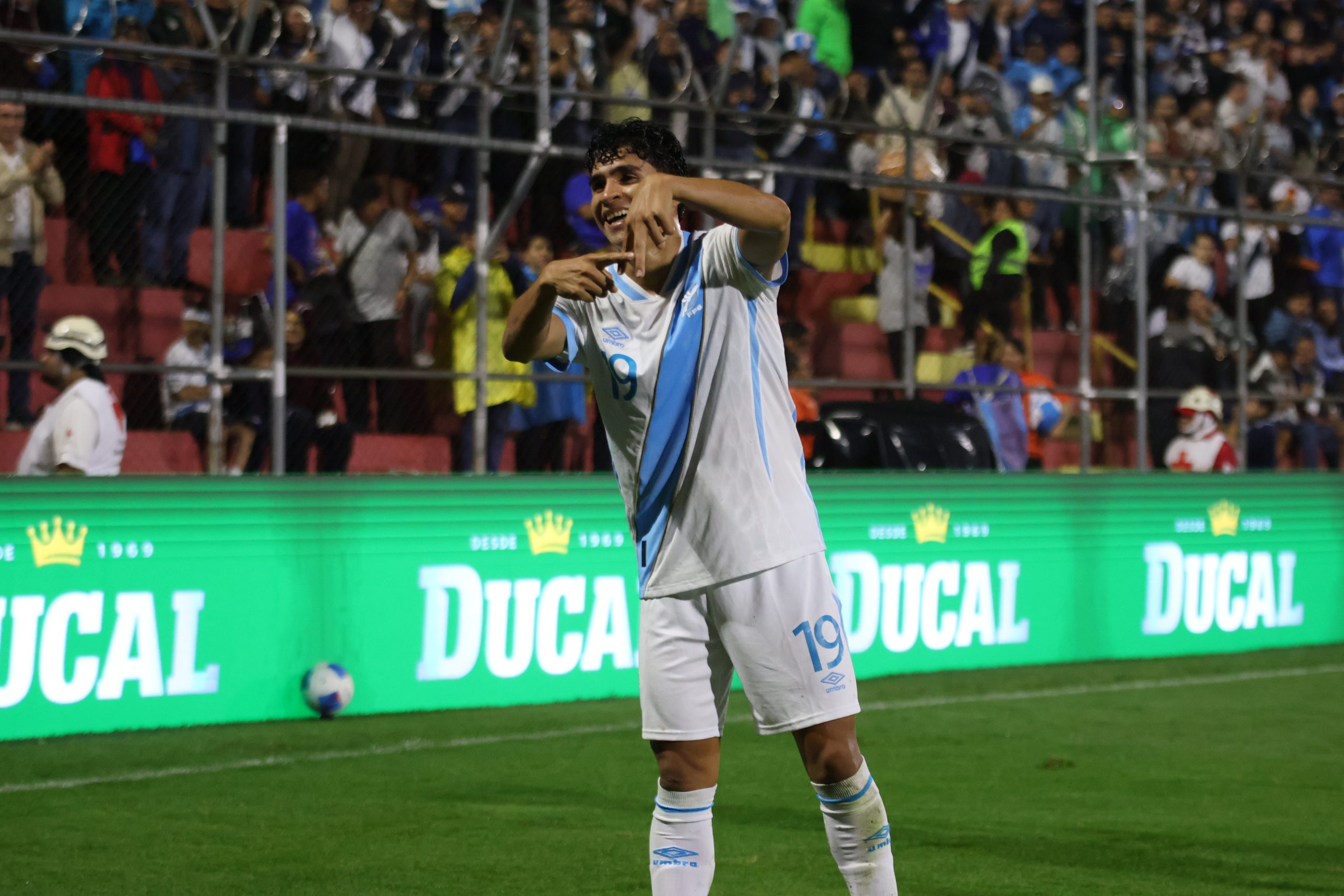 Jehú Fajardo fue una de las figuras de la noche al marcar tres de los seis goles de la Bicolor. (Foto: Kélita Pérez / AUN)