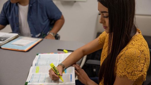 El subrayado y la toma de notas pueden convertir la lectura en un proceso más activo. (Foto: Alisson Seijas / AUN)