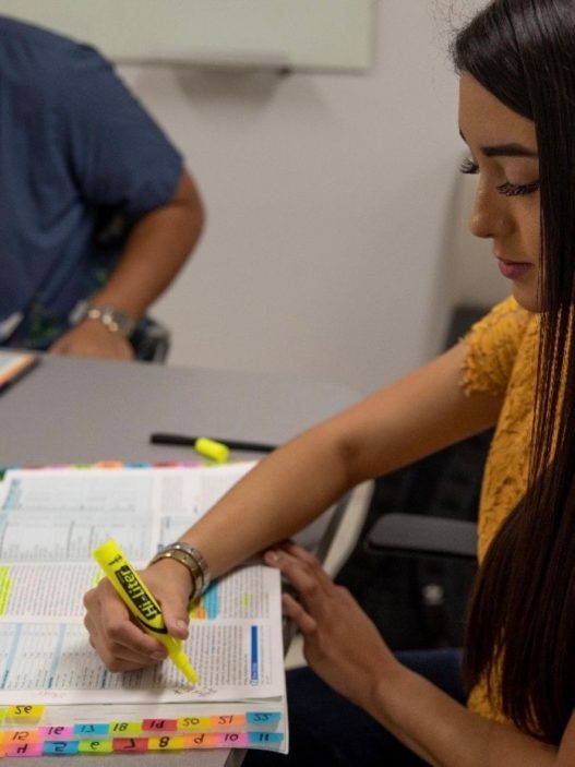 El subrayado y la toma de notas pueden convertir la lectura en un proceso más activo. (Foto: Alisson Seijas / AUN)