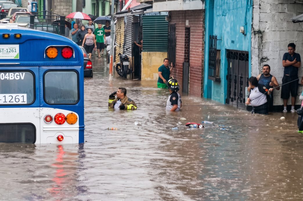 Septiembre y octubre requieren especial vigilancia debido a las lluvias intensas y al riesgo de acumulaciones de agua en distintos sectores de la ciudad. (Foto: Bombero Voluntarios / Soy502)