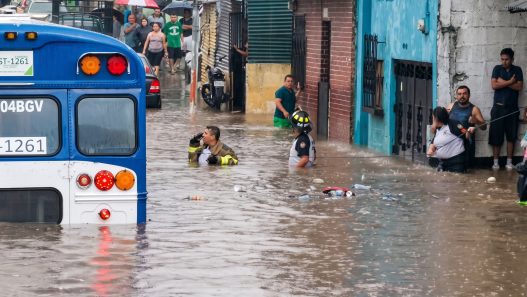 Septiembre y octubre requieren especial vigilancia debido a las lluvias intensas y al riesgo de acumulaciones de agua en distintos sectores de la ciudad. (Foto: Bombero Voluntarios / Soy502)