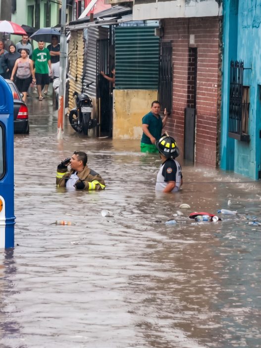 Septiembre y octubre requieren especial vigilancia debido a las lluvias intensas y al riesgo de acumulaciones de agua en distintos sectores de la ciudad. (Foto: Bombero Voluntarios / Soy502)