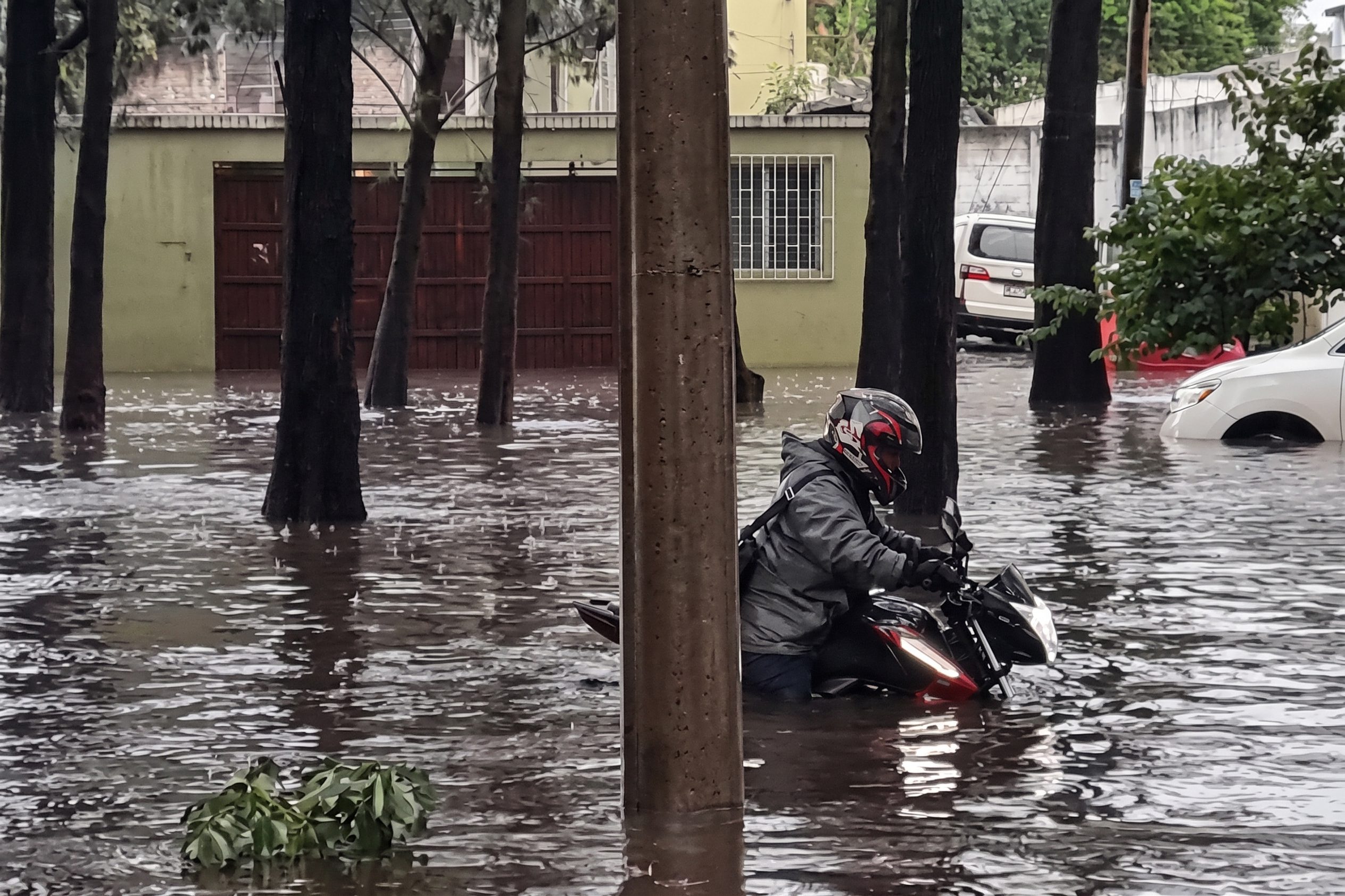 La Municipalidad de Guatemala realiza ciclos de limpieza en más de 40 mil tragantes como parte de las acciones preventivas durante la temporada lluviosa. (Foto: Tomada de X / Soy502)