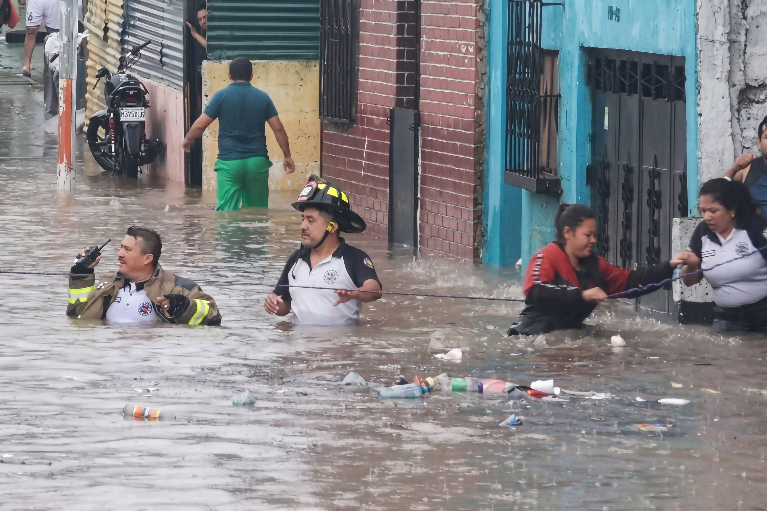 EMETRA mantiene vigilancia en las principales vías de la capital y coordina medidas para reducir las complicaciones de tránsito provocadas por las lluvias. (Foto: Bombero Voluntarios / Soy502)