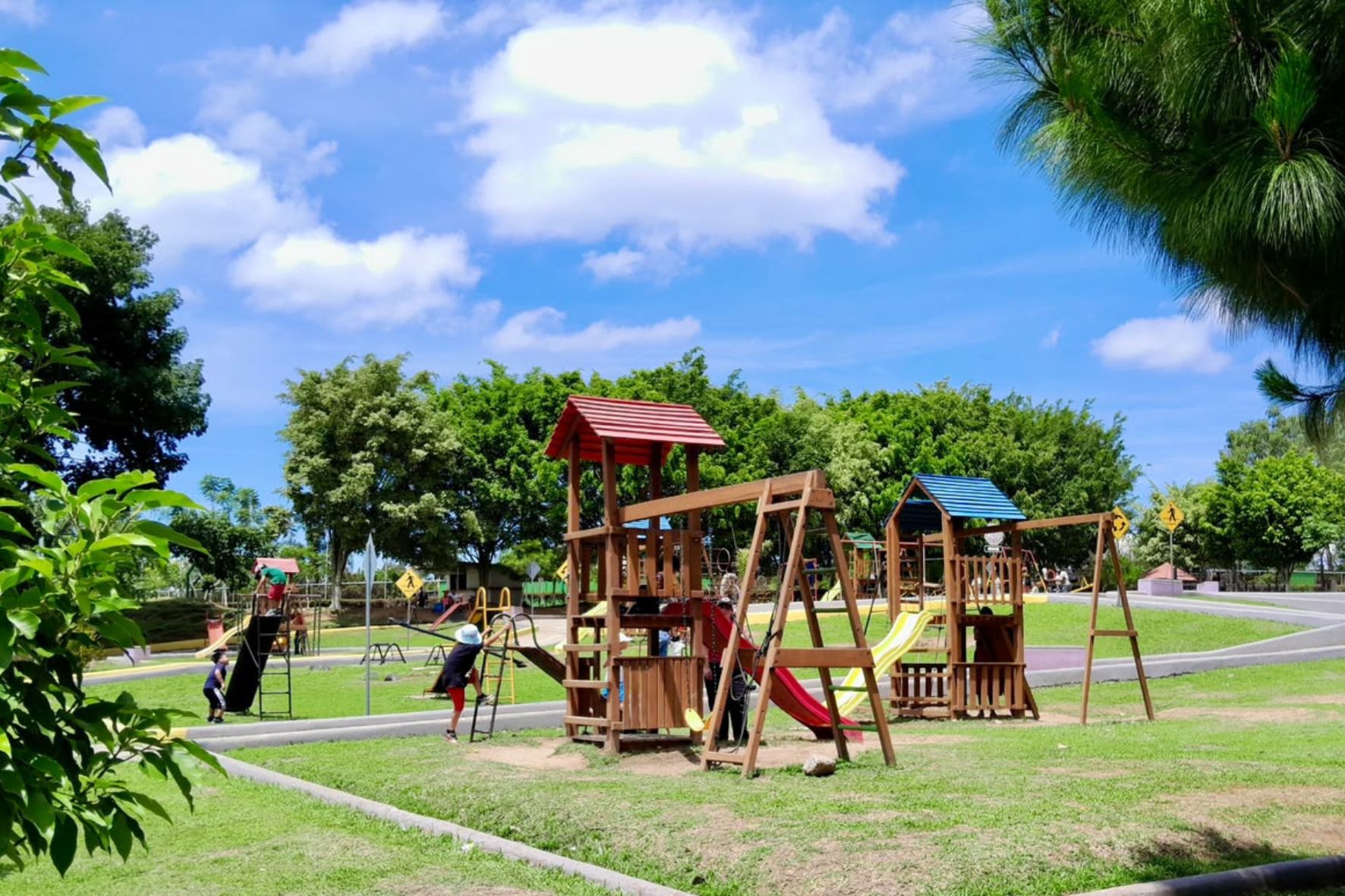 El mantenimiento de áreas verdes, juegos infantiles y mobiliario es fundamental para conservar los parques en condiciones adecuadas para los visitantes. (Foto: Allison Bonilla / AUN)