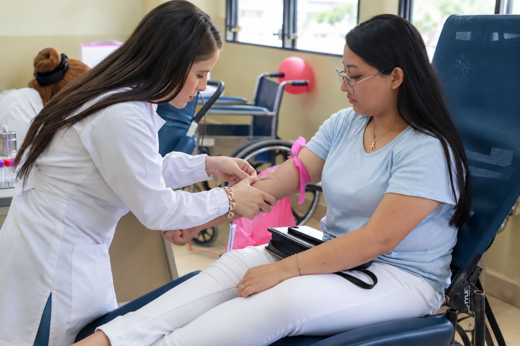 Los exámenes médicos forman parte de la atención preventiva y permiten conocer oportunamente el estado de salud. (Foto: IGSS / AUN) 