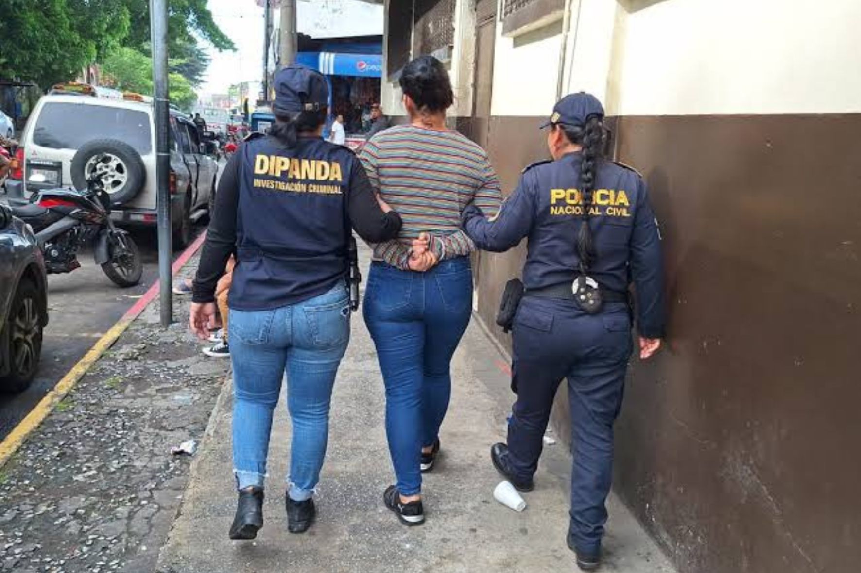 Las pandillas han diversificado sus métodos de operación y recurren a la tecnología, la vigilancia y las amenazas para fortalecer el control sobre determinados territorios. (Foto: PNC / AUN)