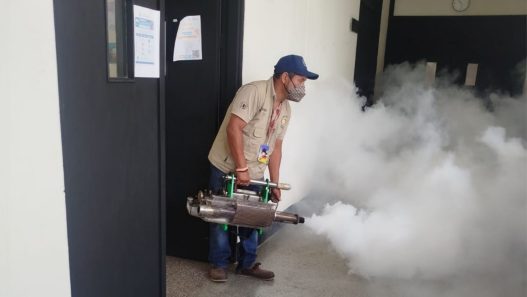 Durante la época lluviosa, recipientes que acumulan agua pueden convertirse en criaderos del mosquito Aedes aegypti. (Foto: MSPAS / AUN)