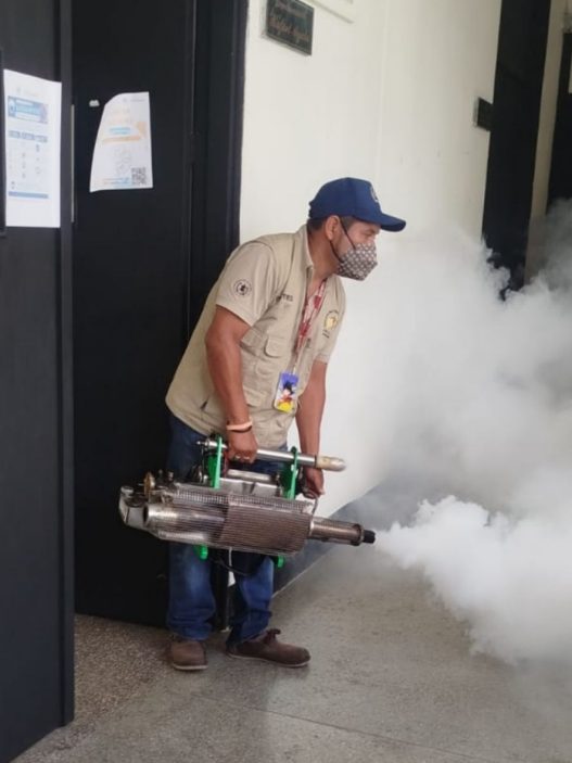 Durante la época lluviosa, recipientes que acumulan agua pueden convertirse en criaderos del mosquito Aedes aegypti. (Foto: MSPAS / AUN)
