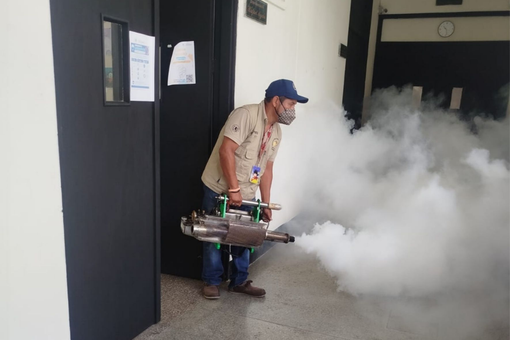 Durante la época lluviosa, recipientes que acumulan agua pueden convertirse en criaderos del mosquito Aedes aegypti. (Foto: MSPAS / AUN)