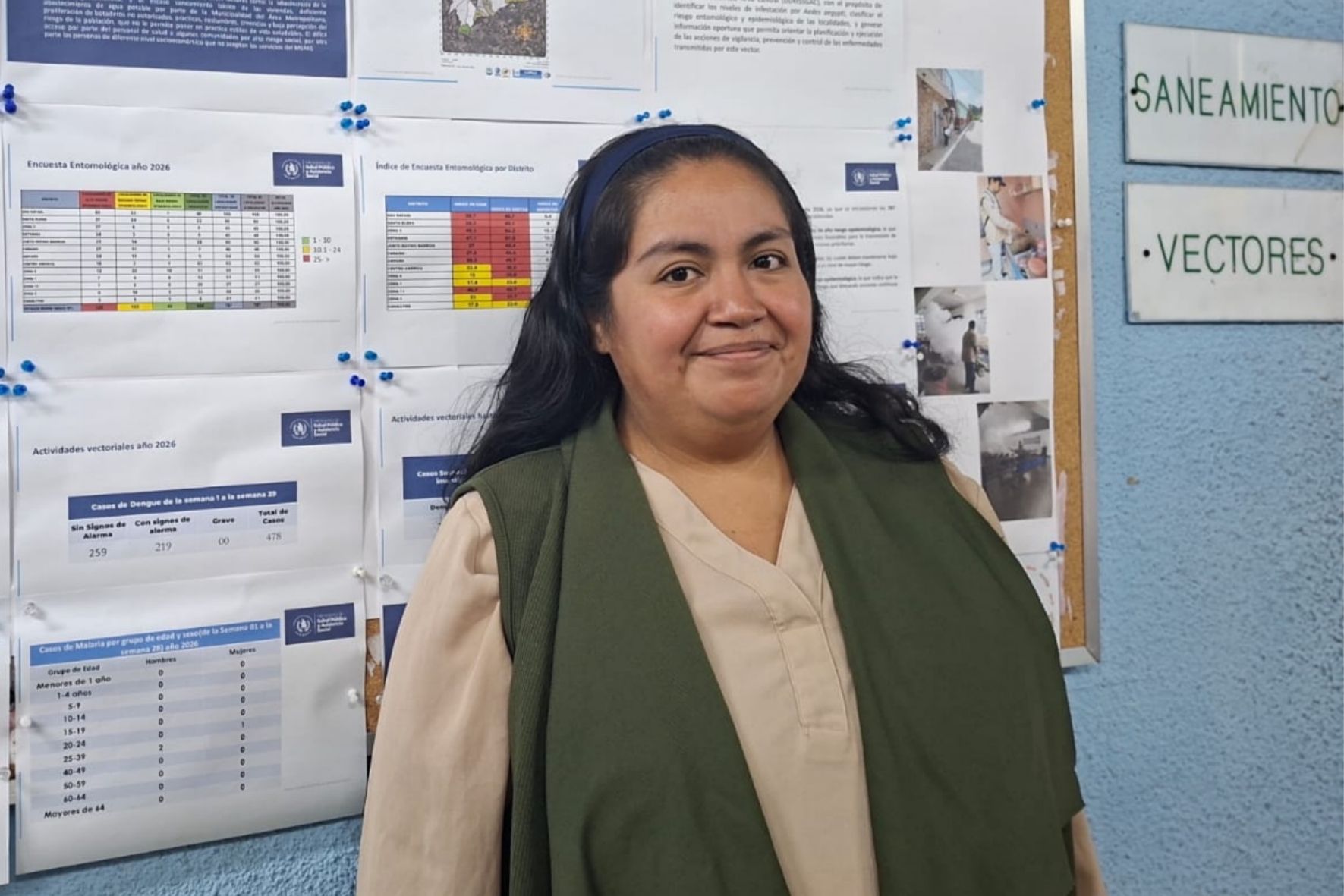 Gabriela Gómez, subcoordinadora de la sección de Vectores, recomendó revisar patios, jardines, techos y alrededores de las viviendas al menos una vez por semana para eliminar posibles criaderos. (Foto: Luis Juárez / AUN)