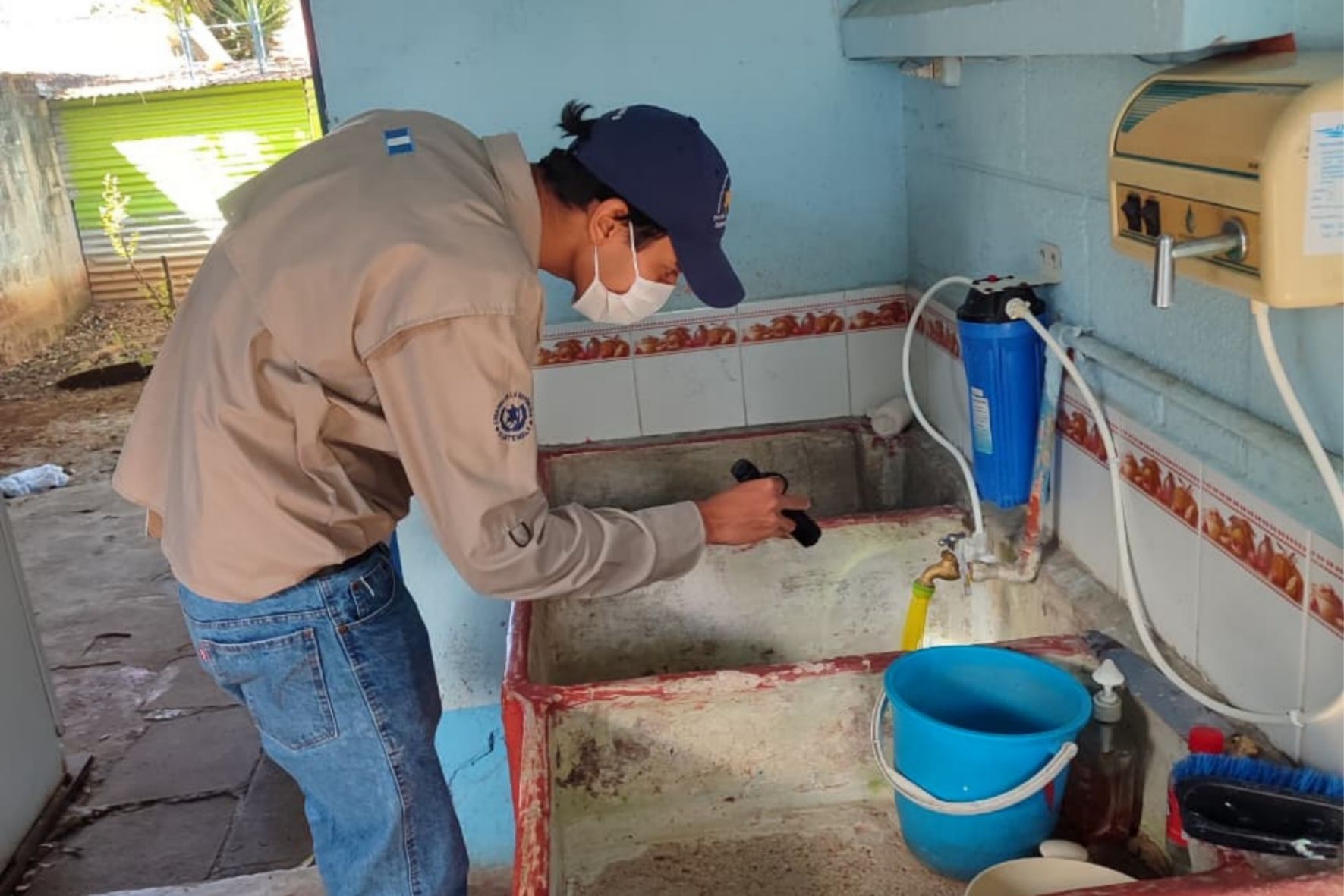 Vaciar el agua no es suficiente: los recipientes deben lavarse y cepillarse para retirar los huevos de mosquito que pueden permanecer adheridos a sus paredes. (Foto: MSPAS / AUN)