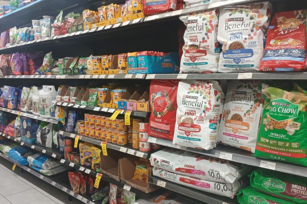 De acuerdo a los datos del Banguat, en tres décadas, Guatemala pasó de importar US$22.7 millones a US$468.8 millones en alimentos preparados para animales. (Foto: Jessica Chan / AUN)