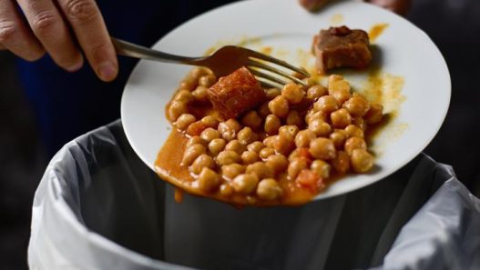 Elaborar una lista antes de comprar permite adquirir únicamente los alimentos necesarios y reducir el riesgo de desperdicio en los hogares. (Foto: ONU / AUN)