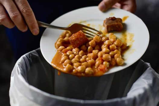 Elaborar una lista antes de comprar permite adquirir únicamente los alimentos necesarios y reducir el riesgo de desperdicio en los hogares. (Foto: ONU / AUN)