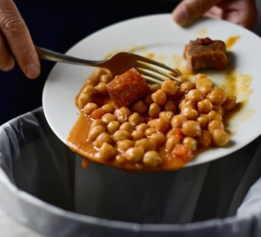 Elaborar una lista antes de comprar permite adquirir únicamente los alimentos necesarios y reducir el riesgo de desperdicio en los hogares. (Foto: ONU / AUN)