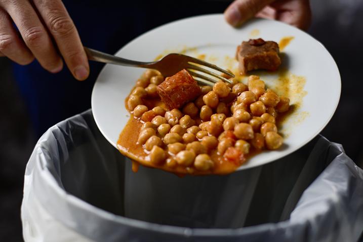 Elaborar una lista antes de comprar permite adquirir únicamente los alimentos necesarios y reducir el riesgo de desperdicio en los hogares. (Foto: ONU / AUN)