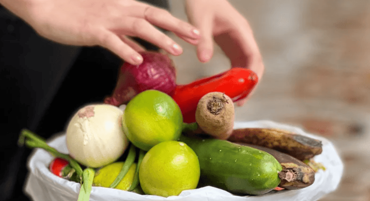 La planificación de menús semanales y el almacenamiento adecuado son medidas que contribuyen a aprovechar mejor los alimentos y proteger el presupuesto familiar. (Foto: SESAN / AUN)