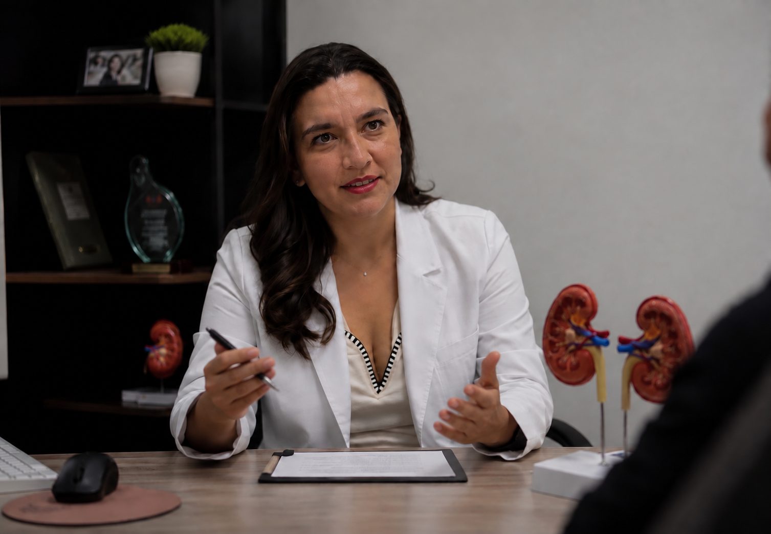 La médico Lissette Molinarés, especialista en nefrología, aborda los cuidados que pueden incorporarse a la rutina para proteger la salud de los riñones. (Foto: Lesly Morales / AUN)