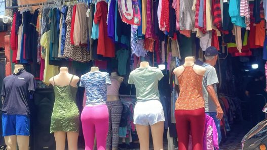 La ropa de segunda mano ha ganado espacio entre los consumidores que buscan prendas a precios más accesibles. (Foto: Allison Bonilla / AUN)