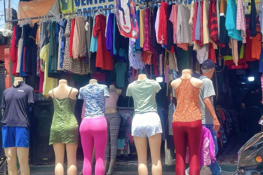 La ropa de segunda mano ha ganado espacio entre los consumidores que buscan prendas a precios más accesibles. (Foto: Allison Bonilla / AUN)