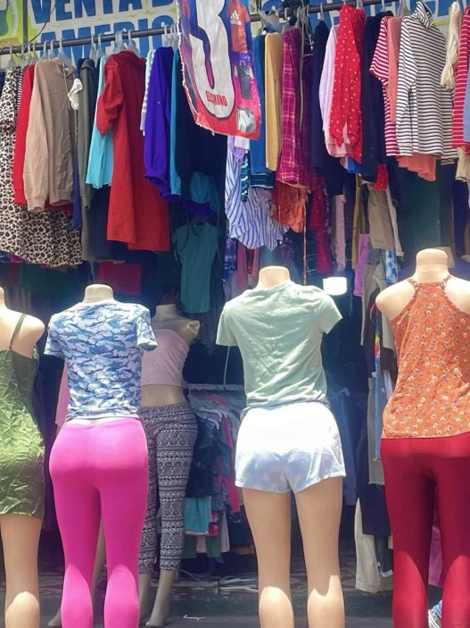 La ropa de segunda mano ha ganado espacio entre los consumidores que buscan prendas a precios más accesibles. (Foto: Allison Bonilla / AUN)
