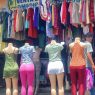 La ropa de segunda mano ha ganado espacio entre los consumidores que buscan prendas a precios más accesibles. (Foto: Allison Bonilla / AUN)