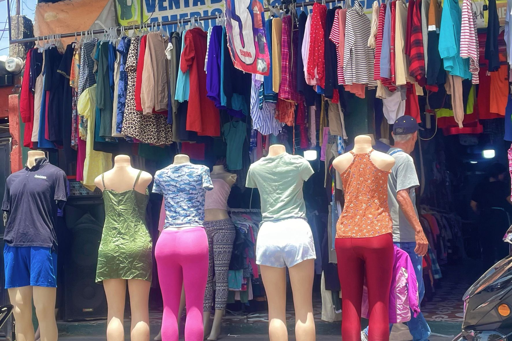 La ropa de segunda mano ha ganado espacio entre los consumidores que buscan prendas a precios más accesibles. (Foto: Allison Bonilla / AUN)