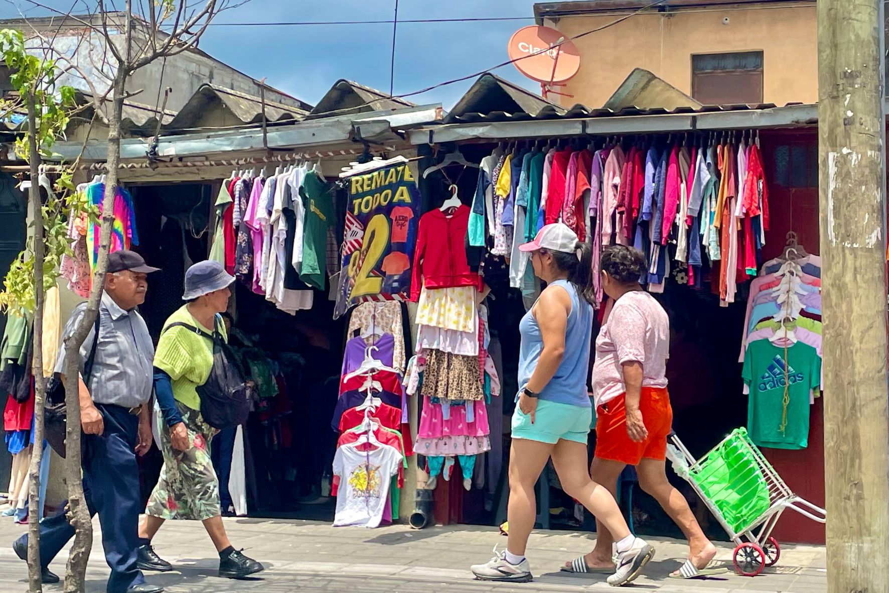Comerciantes aseguran que la demanda de ropa usada ha aumentado y que cada vez surgen más negocios dedicados a esta actividad. (Foto: Allison Bonilla / AUN)