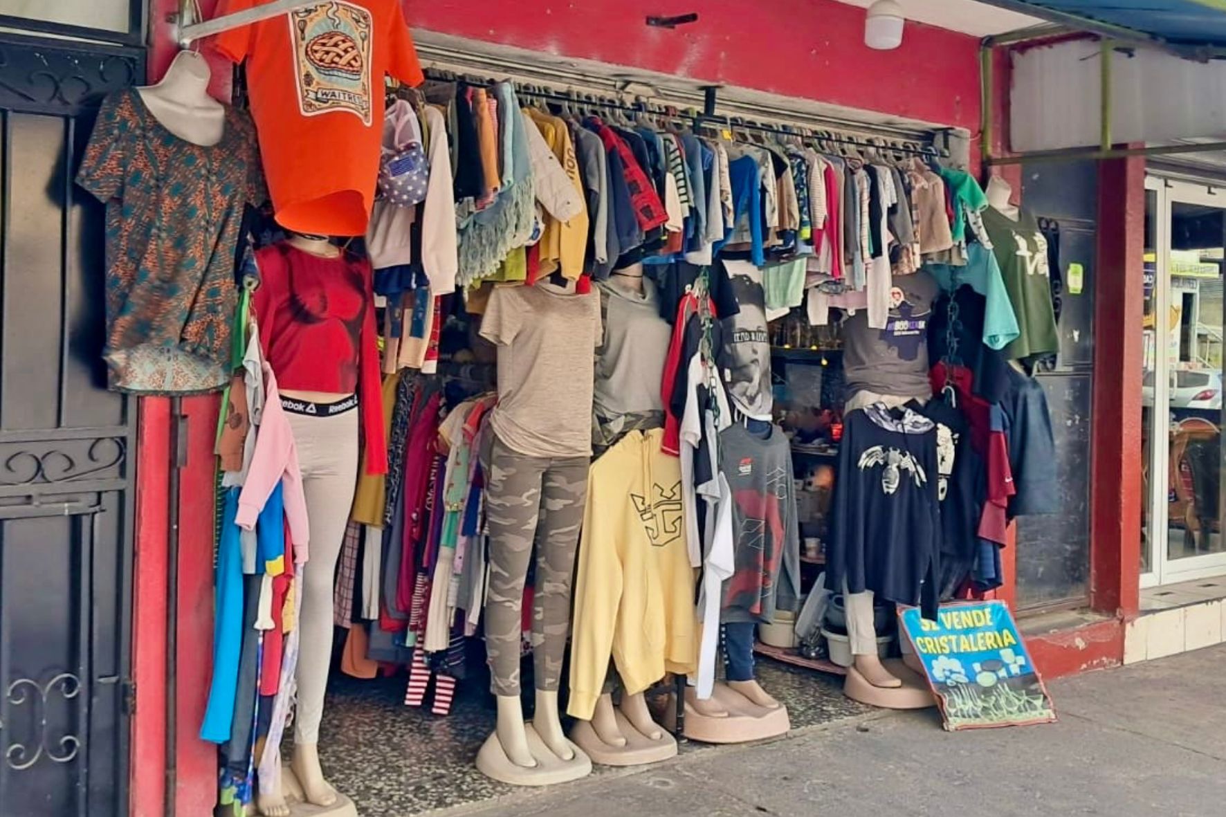 Los precios, la variedad, las marcas reconocidas y las prendas vintage figuran entre los principales atractivos del mercado de ropa de segunda mano. (Foto: Allison Bonilla / AUN)