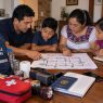 Conocer y tener disponibles los números de emergencia forma parte del plan familiar para saber a quién recurrir ante un sismo. (Foto: GEMINI / AUN)