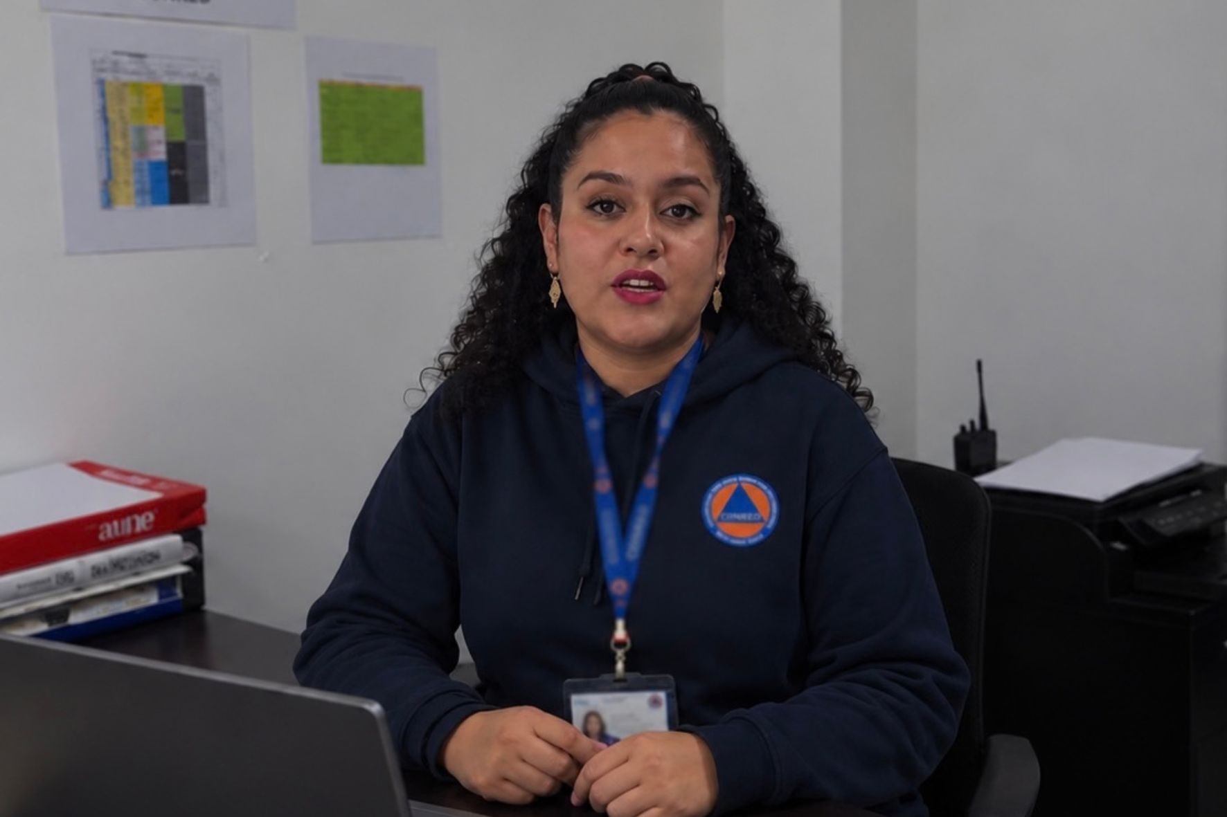 Valeria Urízar, vocera de CONRED, destaca la importancia de que cada familia conozca sus condiciones y acuerde con anticipación cómo actuar ante un sismo. (Foto: Lesly Morales / AUN)