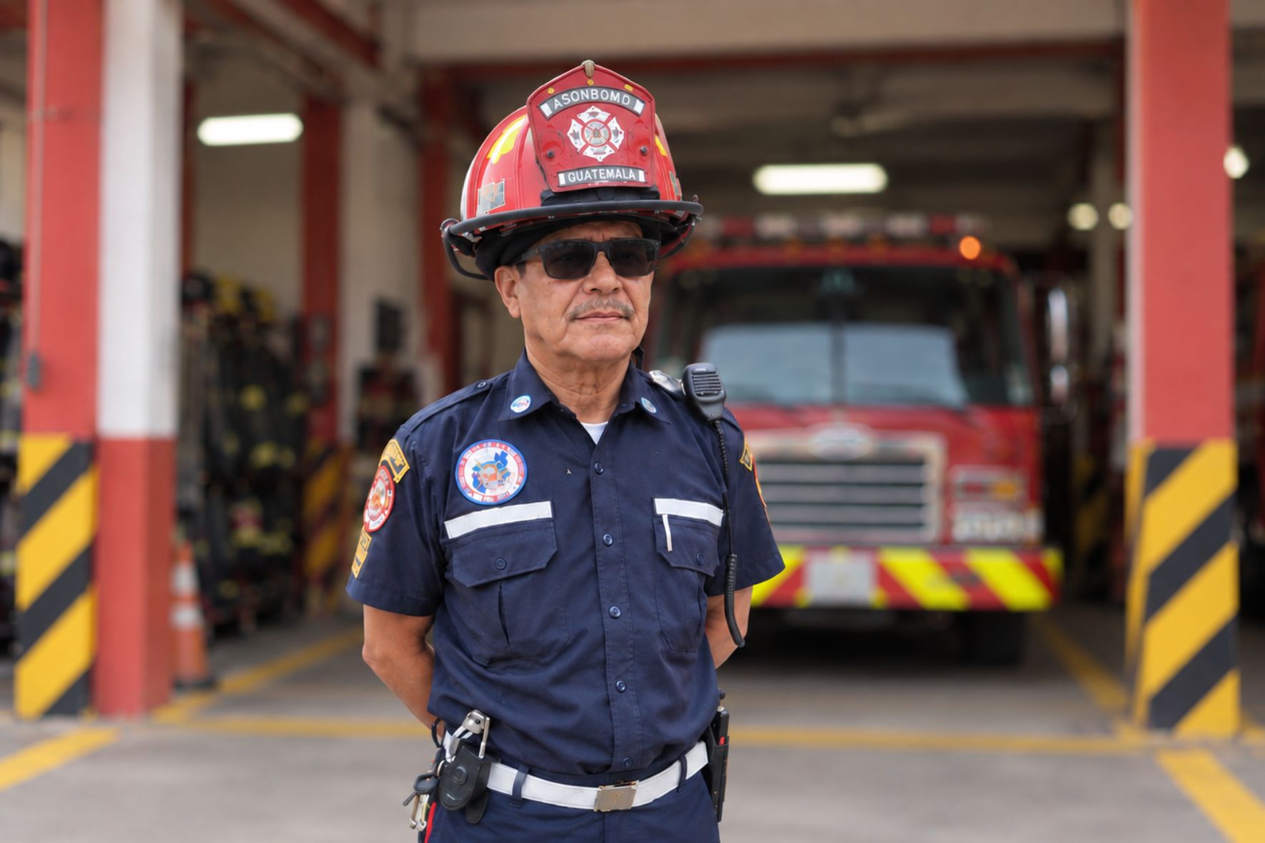 Cesar Ibáñez, bombero departamental, señala la importancia de conocer cómo actuar ante las situaciones que pueden presentarse durante un sismo. (Foto: Lesly Morales / AUN)