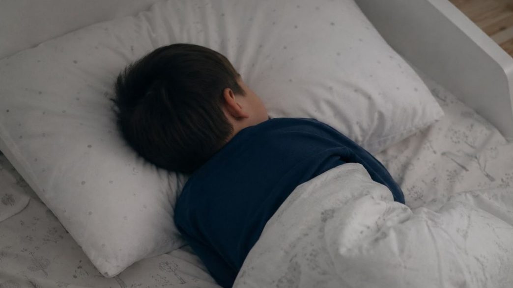 Mantener hábitos adecuados de sueño durante la infancia contribuye al bienestar y al desarrollo integral de los niños, al permitir que el cerebro procese y consolide lo aprendido durante el día. (Foto: Alisson Seijas / AUN)
