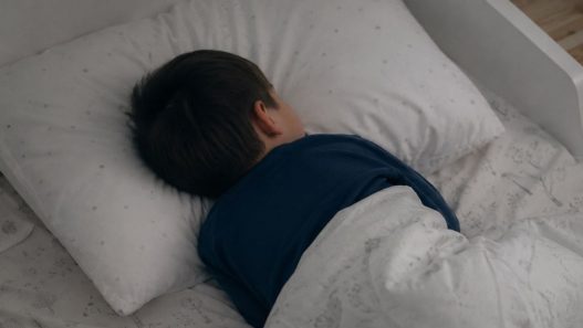 Mantener hábitos adecuados de sueño durante la infancia contribuye al bienestar y al desarrollo integral de los niños, al permitir que el cerebro procese y consolide lo aprendido durante el día. (Foto: Alisson Seijas / AUN)