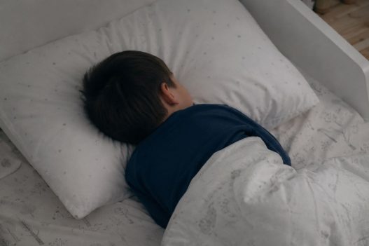Mantener hábitos adecuados de sueño durante la infancia contribuye al bienestar y al desarrollo integral de los niños, al permitir que el cerebro procese y consolide lo aprendido durante el día. (Foto: Alisson Seijas / AUN)
