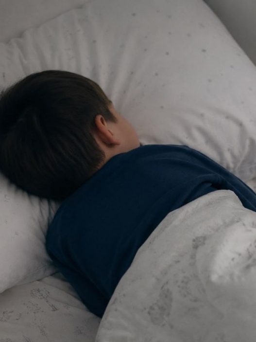 Mantener hábitos adecuados de sueño durante la infancia contribuye al bienestar y al desarrollo integral de los niños, al permitir que el cerebro procese y consolide lo aprendido durante el día. (Foto: Alisson Seijas / AUN)