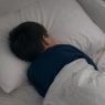 Mantener hábitos adecuados de sueño durante la infancia contribuye al bienestar y al desarrollo integral de los niños, al permitir que el cerebro procese y consolide lo aprendido durante el día. (Foto: Alisson Seijas / AUN)