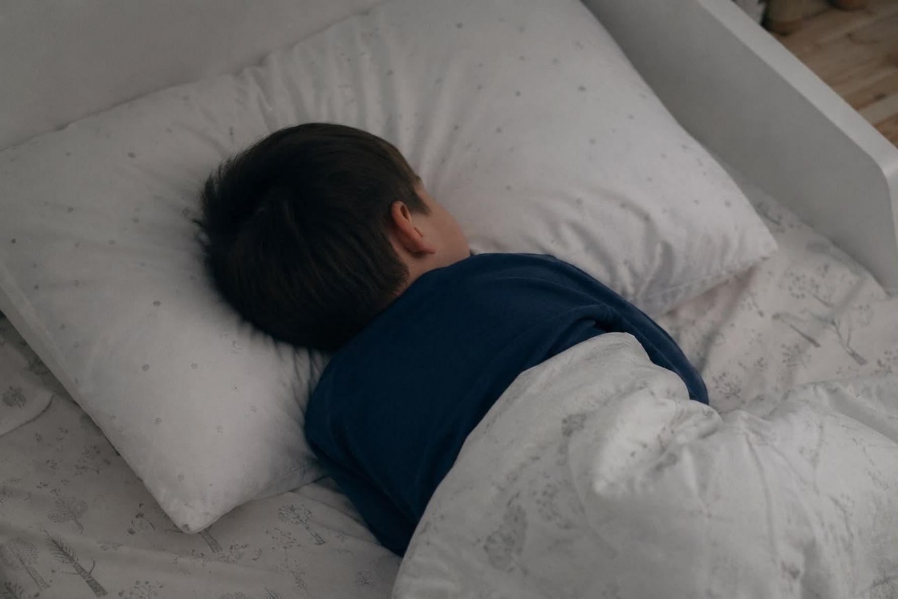 Mantener hábitos adecuados de sueño durante la infancia contribuye al bienestar y al desarrollo integral de los niños, al permitir que el cerebro procese y consolide lo aprendido durante el día. (Foto: Alisson Seijas / AUN)