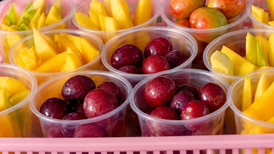 La oferta de frutas representa una de las alternativas que pueden incorporarse en los espacios de venta de alimentos dentro de los centros educativos. (Foto: Lesly Morales / AUN)