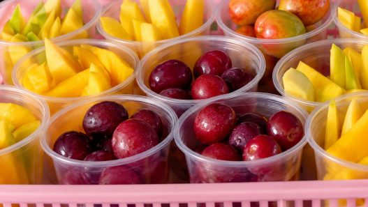 La oferta de frutas representa una de las alternativas que pueden incorporarse en los espacios de venta de alimentos dentro de los centros educativos. (Foto: Lesly Morales / AUN)