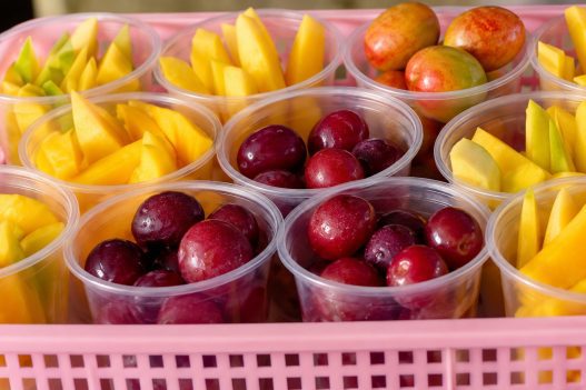 La oferta de frutas representa una de las alternativas que pueden incorporarse en los espacios de venta de alimentos dentro de los centros educativos. (Foto: Lesly Morales / AUN)