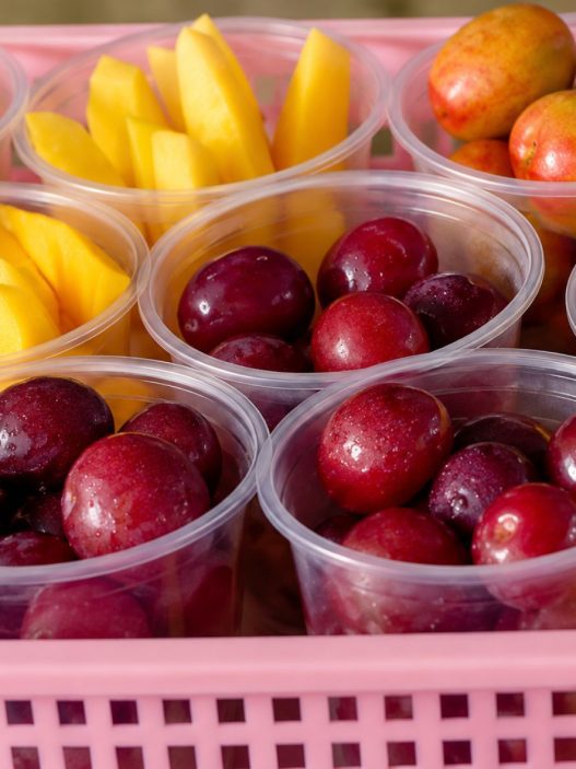 La oferta de frutas representa una de las alternativas que pueden incorporarse en los espacios de venta de alimentos dentro de los centros educativos. (Foto: Lesly Morales / AUN)